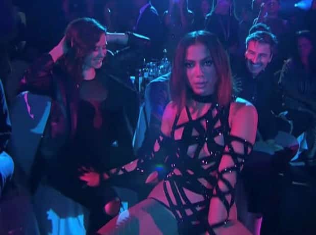Anitta, la cantante brasileña, baila con Isabel Díaz Ayuso y la perrea en la gala de Los 40 Principales en 2022