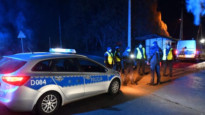 Agentes de policía polacos patrullan en el pueblo de Przewodow, en el sureste de Polonia