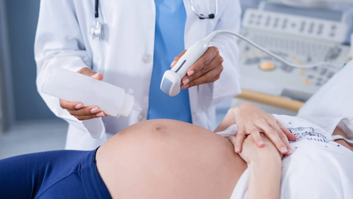 Mujer embarazada durante una ecografía