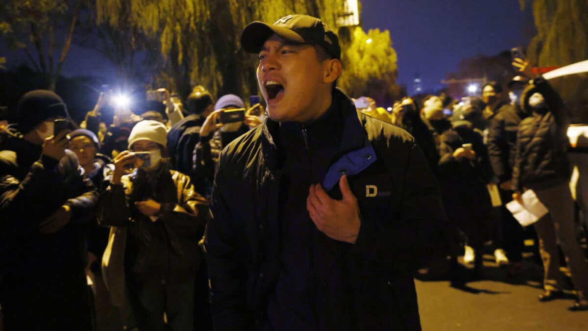 Un manifestante grita durante una protesta en Pekín contra la política restrictiva de 0 covid.