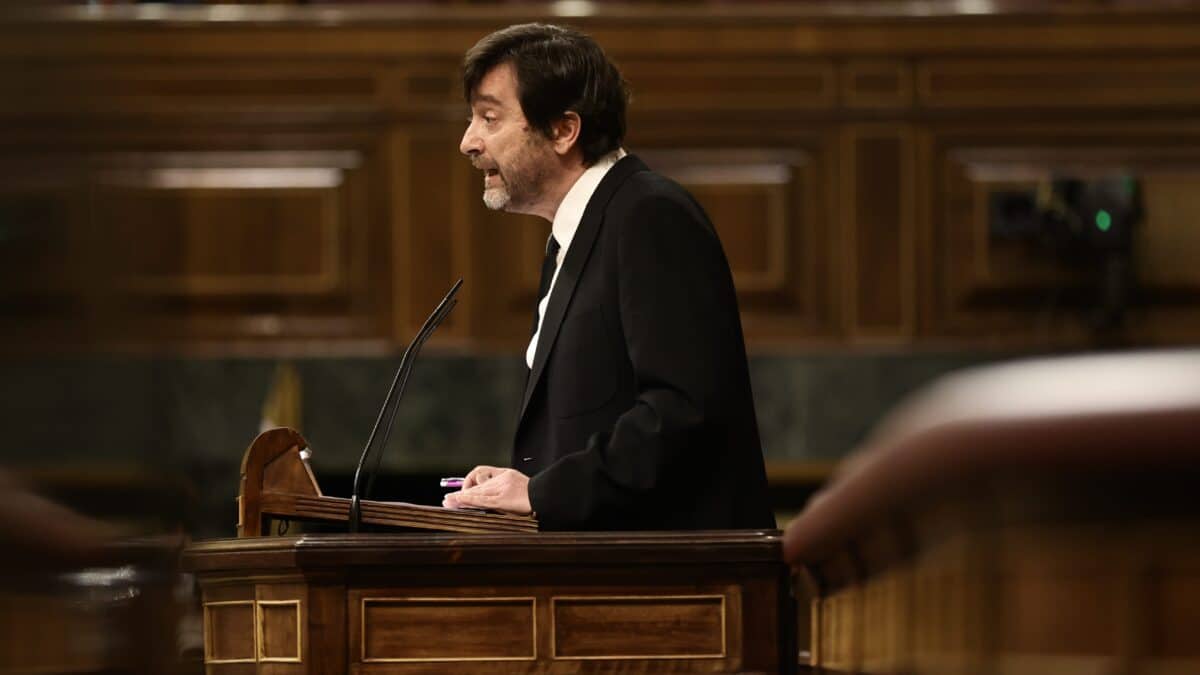 El diputado de Unidas Podemos, Rafael Mayoral, interviene desde la tribuna del Congreso, en una imagen de archivo