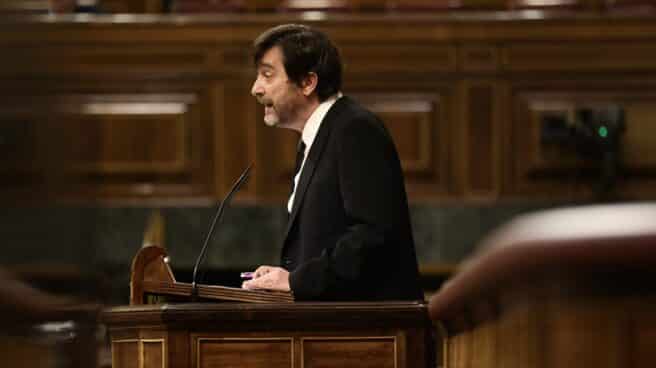 El diputado de Unidas Podemos, Rafael Mayoral, interviene desde la tribuna del Congreso, en una imagen de archivo