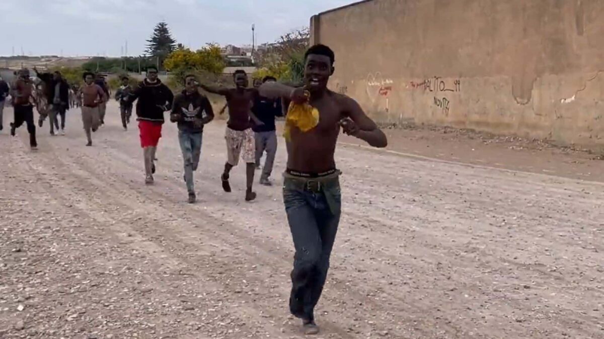 Algunos de los migrantes que lograron saltar la valla de Melilla el pasado 24 de junio.