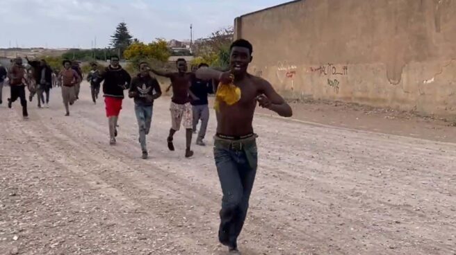 Interior-critica-BBC-acuse-sin-prueba-insiste-no-muertes-lado-español Algunos de los migrantes que lograron saltar la valla de Melilla el pasado 24 de junio.