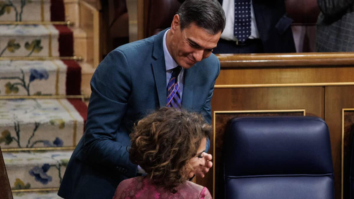 El presidente del Gobierno, Pedro Sánchez, y la ministra de Hacienda y Función Pública, María Jesús Montero, este jueves, en el Congreso