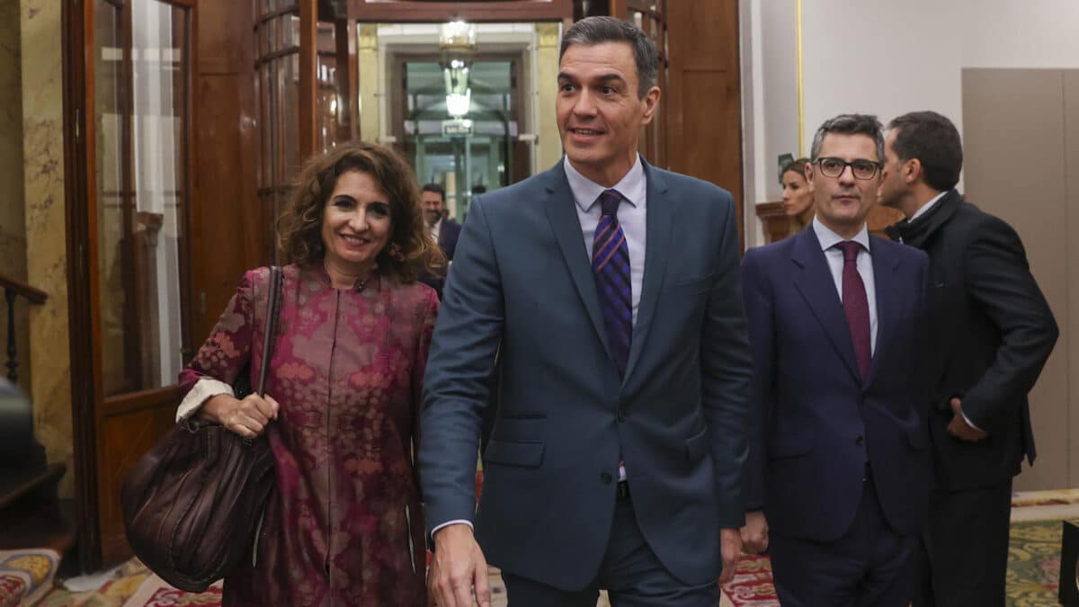 El presidente del Gobierno, Pedro Sánchez, y los ministros María Jesús Montero y Félix Bolaños a su llegada al Congreso de los Diputados para la votación de Presupuestos