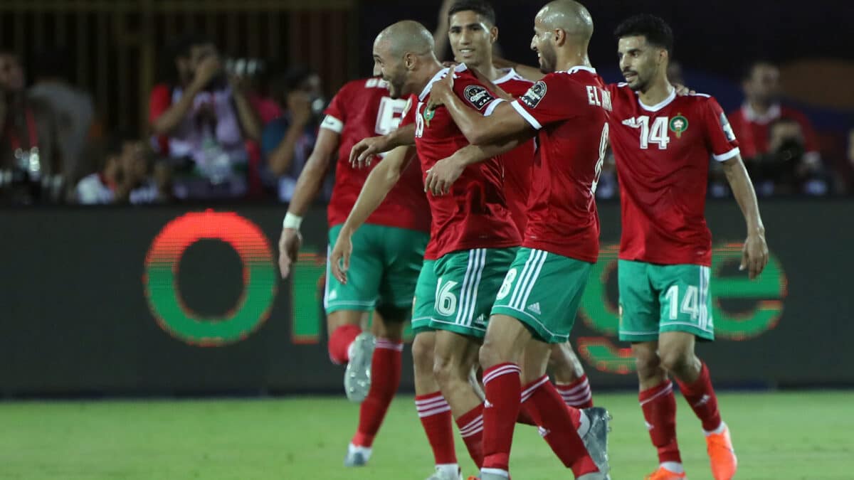 Jugadores de la selección de Marruecos celebran un gol durante un partido de Copa África.