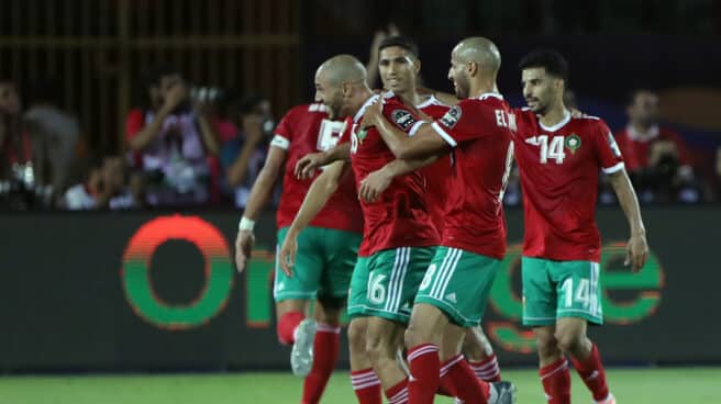 Jugadores de la selección de Marruecos celebran un gol durante un partido de Copa África.