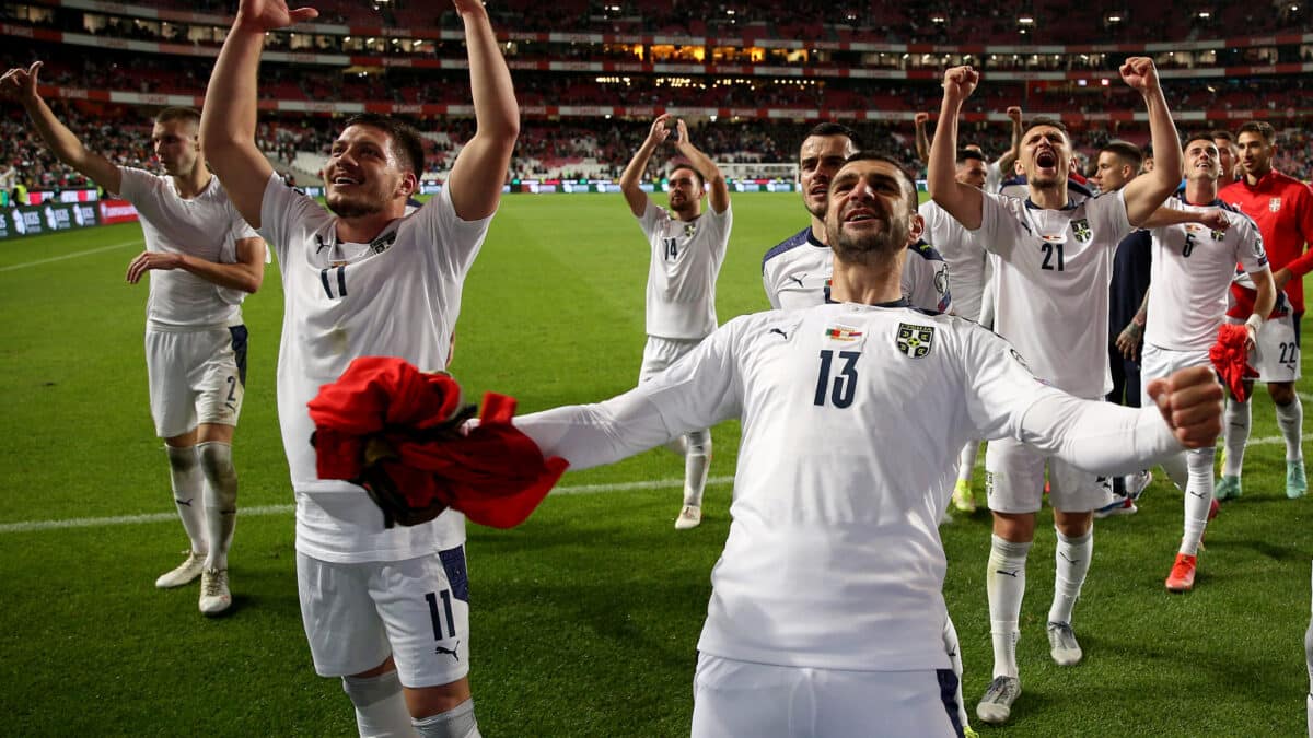 Los jugadores de la selección de Serbia celebran la victoria frente a Portugal que les dio el pase al Mundial de Qatar 2022.