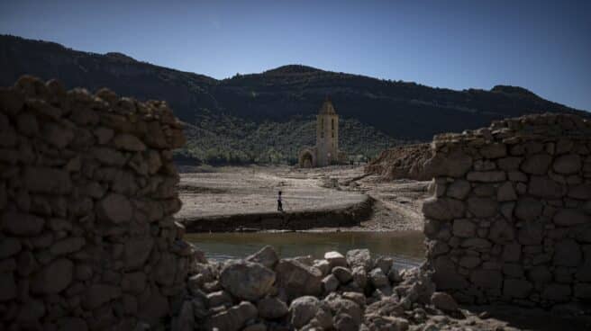 El pueblo sepultado de Sant Romà sale a la superficie del pantano de Sau por la sequía