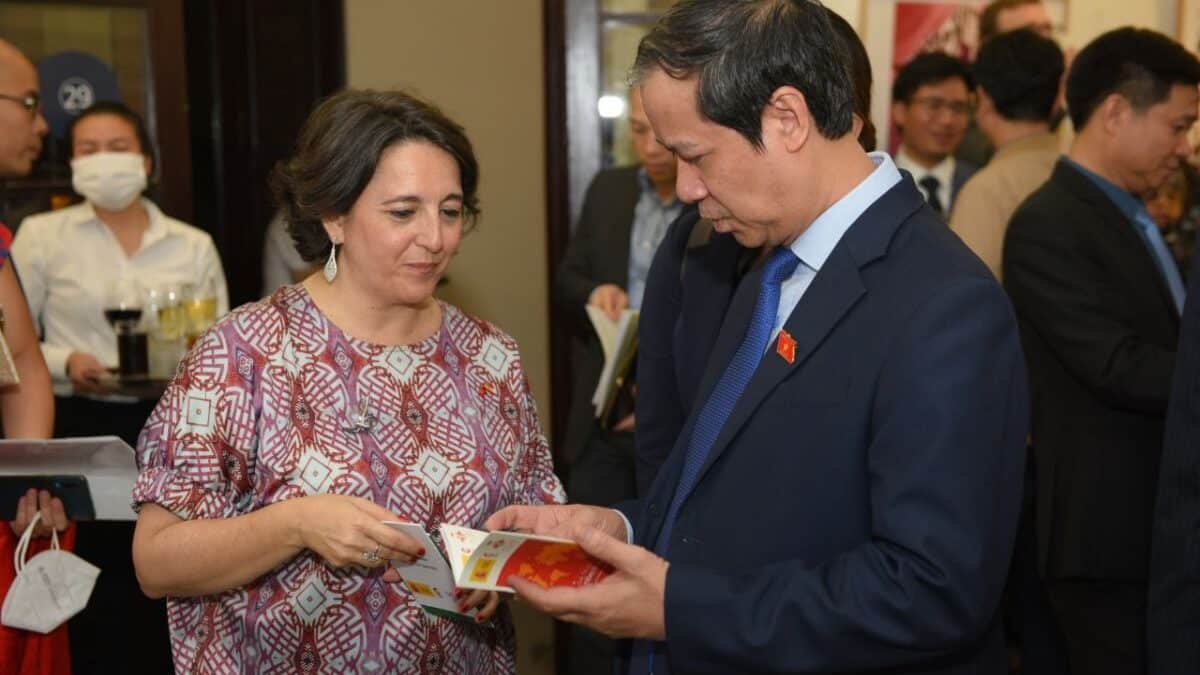 Ministro de Educación de Vietnam conversa sobre el valor económico del español con embajadora de España en inauguración exposición ‘El mundo necesita superheroínas’ en el Museo de Bellas Artes de Vietnam.