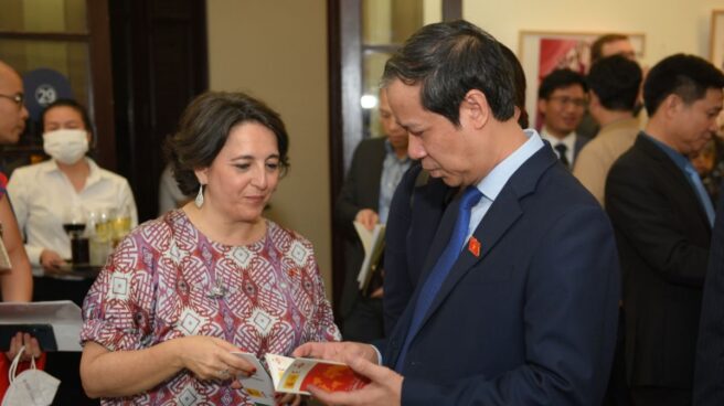 Ministro de Educación de Vietnam conversa sobre el valor económico del español con embajadora de España en inauguración exposición ‘El mundo necesita superheroínas’ en el Museo de Bellas Artes de Vietnam. Ministro de Educación de Vietnam conversa sobre el valor económico del español con embajadora de España en inauguración exposición ‘El mundo necesita superheroínas’ en el Museo de Bellas Artes de Vietnam.