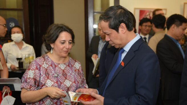 Ministro de Educación de Vietnam conversa sobre el valor económico del español con embajadora de España en inauguración exposición ‘El mundo necesita superheroínas’ en el Museo de Bellas Artes de Vietnam.