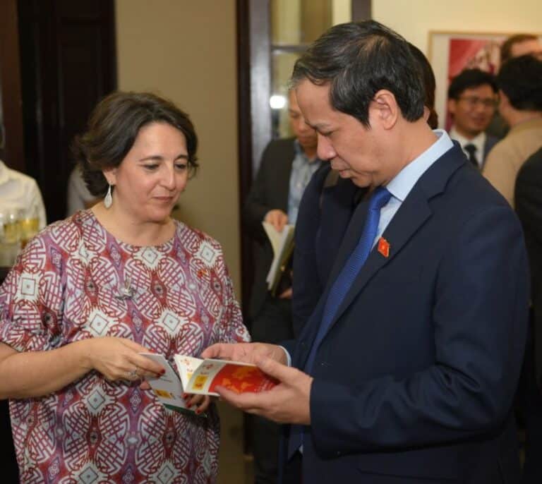 Una exposición en Vietnam rinde tributo a las contribuciones de las mujeres españolas y vietnamitas