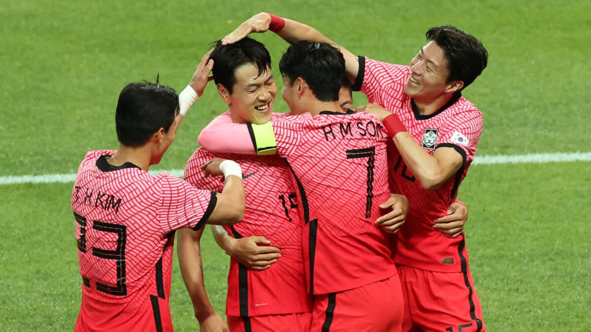 Los jugadores de Corea del Sur celebran un gol durante un partido amistoso contra Egipto.
