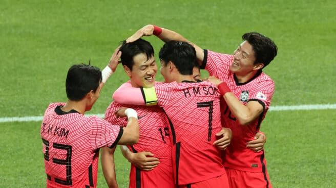 Los jugadores de Corea del Sur celebran un gol durante un partido amistoso contra Egipto.