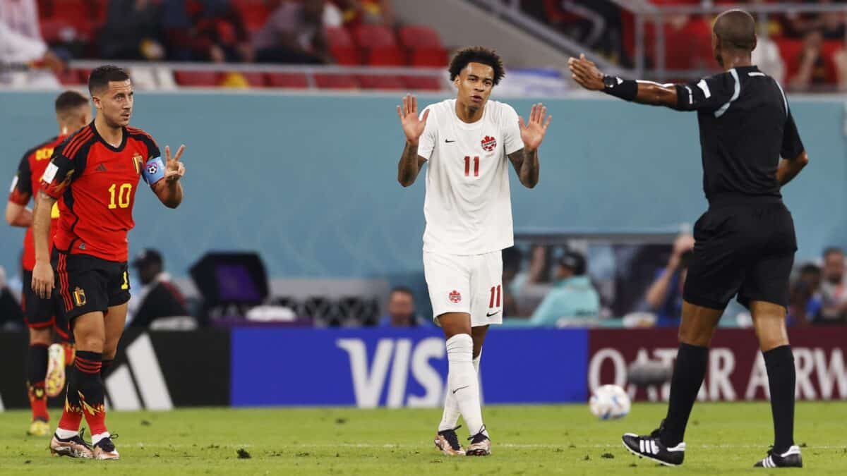 Un jugador canadiense protesta al árbitro en el partido frente a Bélgica.