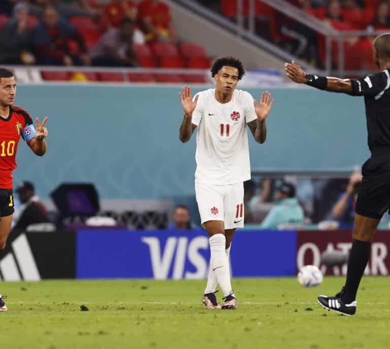 Bélgica gana a Canadá con el mínimo esfuerzo y una enorme polémica arbitral