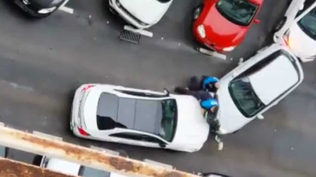 Policías impidiendo la fuga de un vehículo con disparos en Alcorcón
