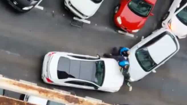 Policías impidiendo la fuga de un vehículo con disparos en Alcorcón