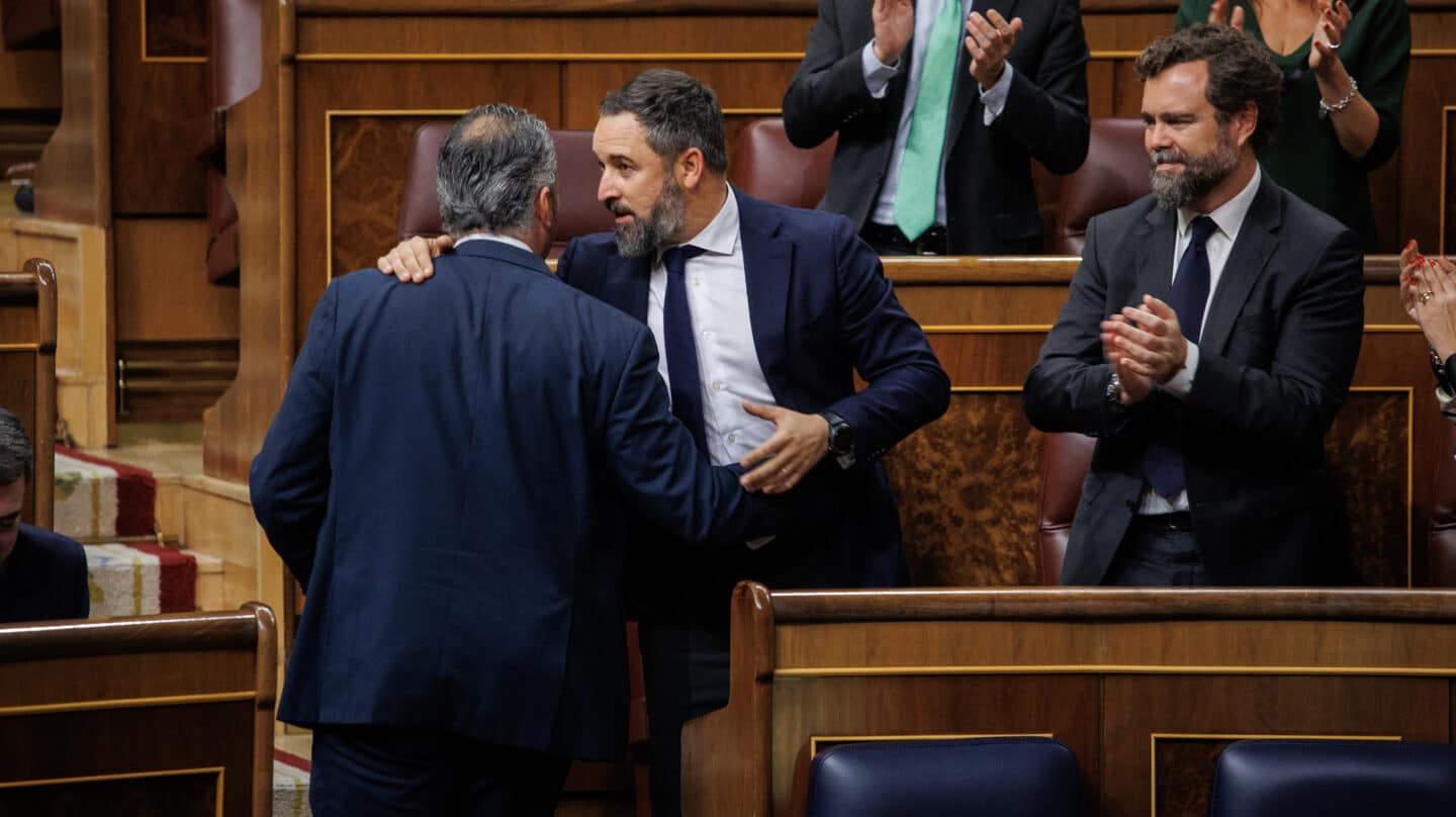 El Grupo Vox aplaude tras la intervención del vicepresidente Javier Ortega Smith en el debate de toma en consideración para derogar la sedición