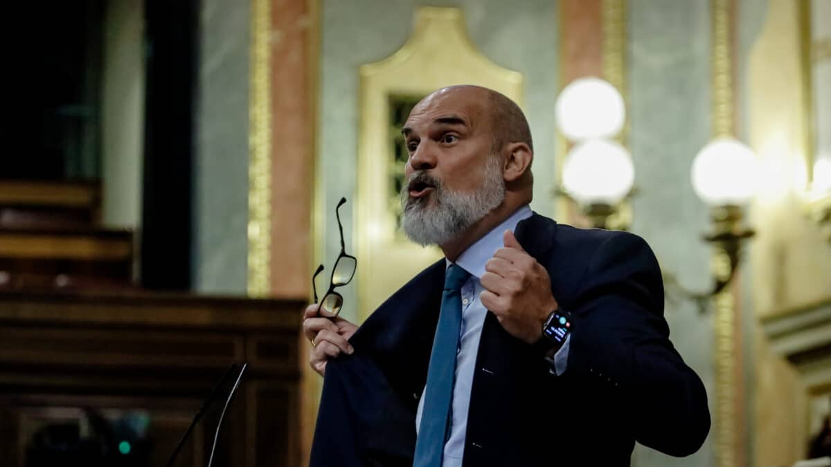 El diputado de Vox, Víctor Manuel Sánchez del Real, interviene durante una sesión plenaria en el Congreso de los Diputados