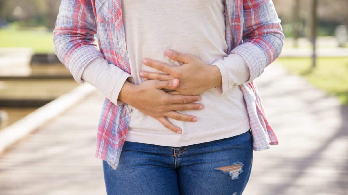 Mujer con dolor de estómago