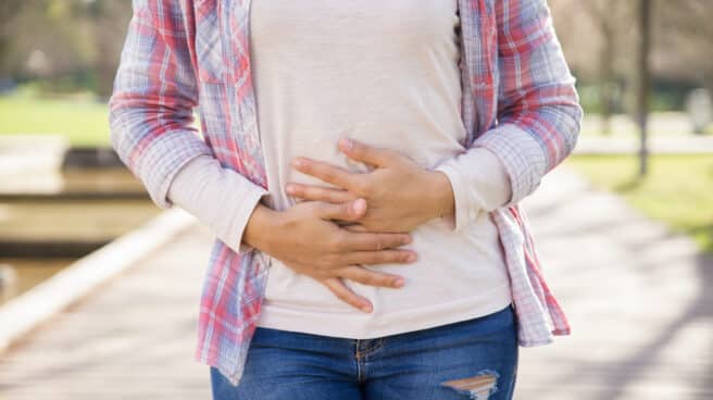 Investigadores identifican las células responsables de la recaída en el cáncer de colon Mujer con dolor de estómago