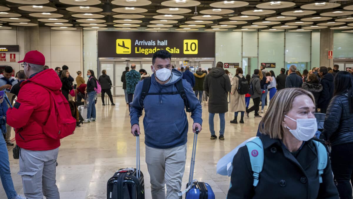 Numerosos viajeros este viernes en el aeropuerto de Madrid Barajas que se desplazan para pasar el fin de año y celebrar la entrada de 2023 en otro lugar o regresan a sus hogares.