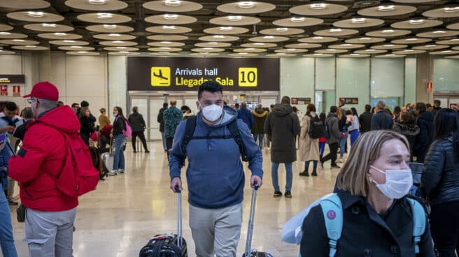 Numerosos viajeros este viernes en el aeropuerto de Madrid Barajas que se desplazan para pasar el fin de año y celebrar la entrada de 2023 en otro lugar o regresan a sus hogares.