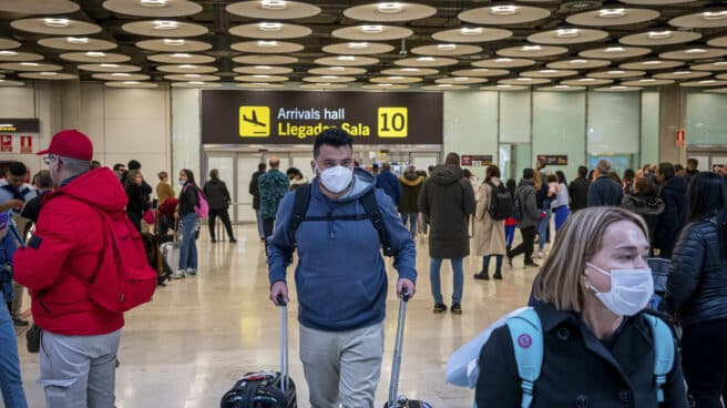 Viajeros en el aeropuerto de Barajas Numerosos viajeros este viernes en el aeropuerto de Madrid Barajas que se desplazan para pasar el fin de año y celebrar la entrada de 2023 en otro lugar o regresan a sus hogares.
