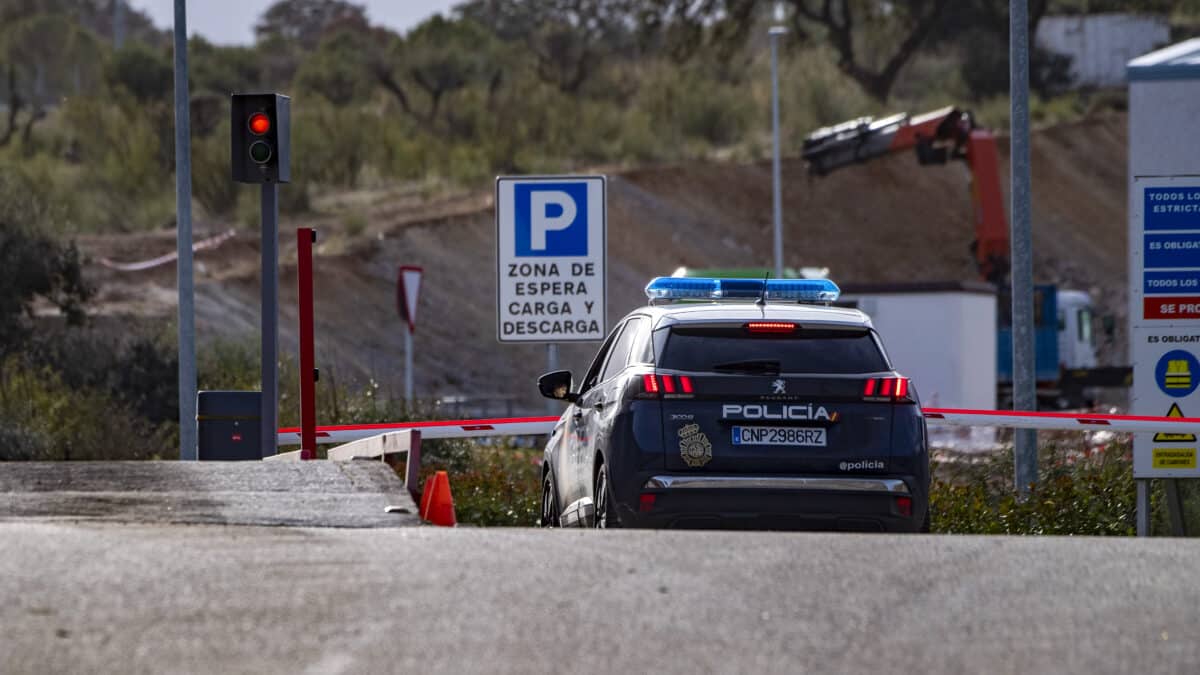 Vista de un vehículo policial en el vertedero de Toledo este miércoles.