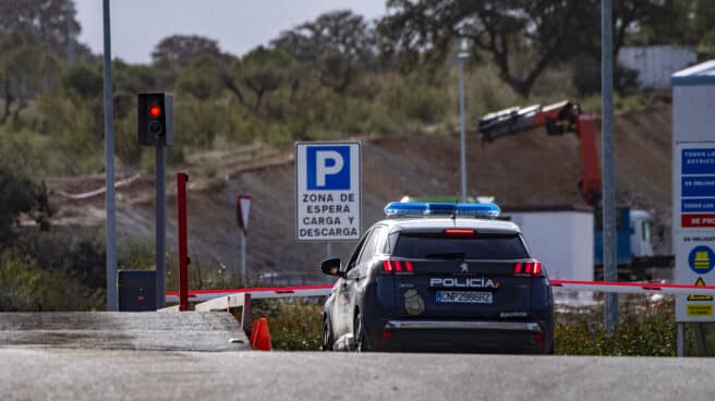 Vista de un vehículo policial en el vertedero de Toledo este miércoles.