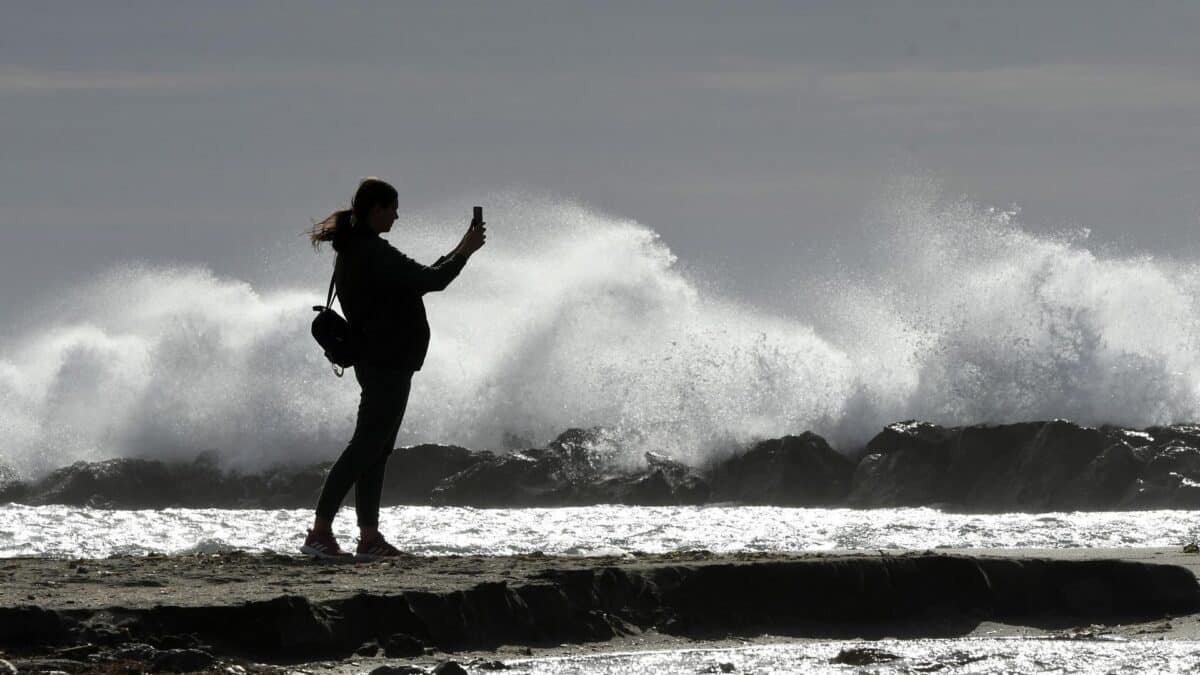 Una persona fotografía las olas en la playa almeriense de El Zapillo, este mes de diciembre.