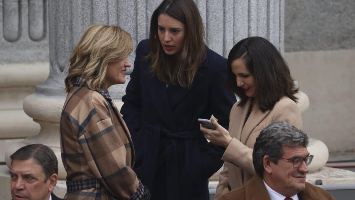 MADRID, 06/12/2022.- Las ministras de Igualdad, Irene Montero (c); de Derechos Sociales, Ione Belarra (d), y de Educación, Pilar Alegría (i), conversan en la escalinata del Congreso de los Diputados, durante su asistencia al acto institucional del Día de la Constitución, este martes. EFE/Kiko Huesca