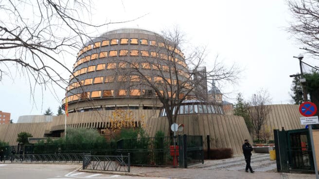 Vista del Tribunal Constitucional este lunes en Madrid cuando su pleno resuelve si, como piden PP y Vox