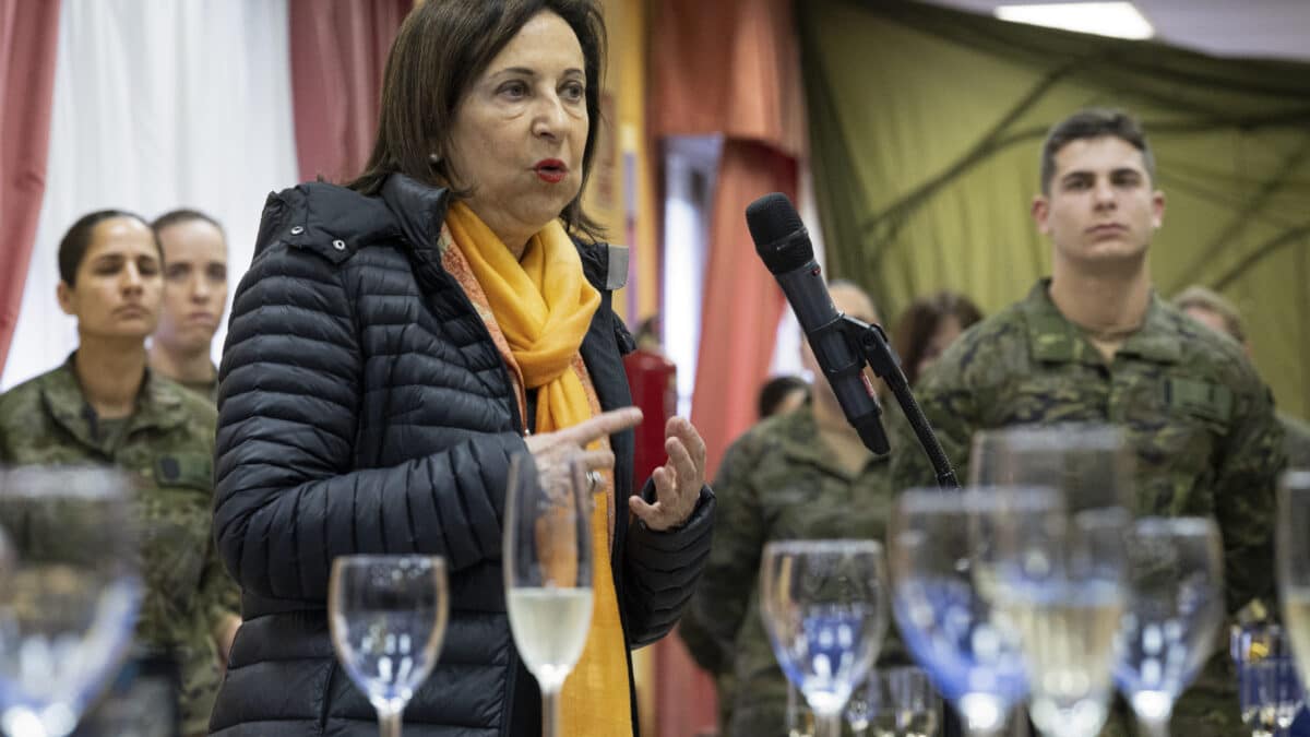 PARACUELLOS DE JARAMA (MADRID), 29/12/2022.- La ministra de Defensa, Margarita Robles (i) durante la visita a la Brigada 'Almogávares' VI de Paracaidistas en sus instalaciones de la Base 'Príncipe' en Paracuellos de Jarama, Madrid, este jueves. EFE/ Fernando Villar