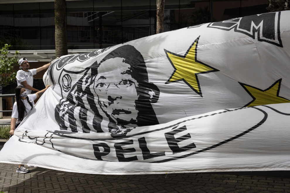 Aficionados de la Torcida Jovem del Santos hacen una vigilia por la salud del exfutbolista brasileño Pelé hoy, frente al Hospital Albert Einstein, en Sao Paulo (Brasil).