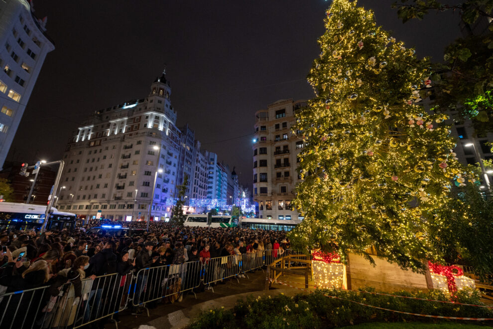 Justo un mes antes del día de Noche Buena, Lucio Blázquez, propietario del restaurante Casa Lucio, ha pulsado este jueves el botón que ha encendido los once millones de bombillas led que componen las luces de Navidad de la ciudad de Madrid