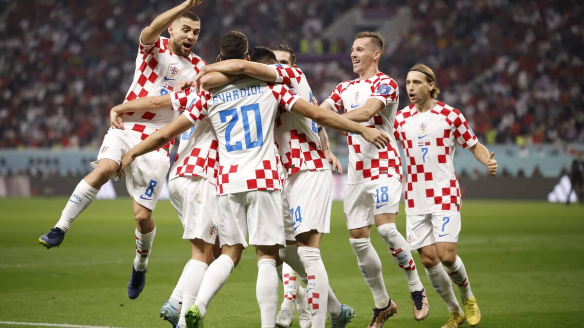 Jugadores de Croacia celebran un gol a Marruecos en el partido por el tercer y cuarto puesto del Mundial de Qatar