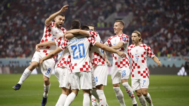 Jugadores de Croacia celebran un gol a Marruecos en el partido por el tercer y cuarto puesto del Mundial de Qatar