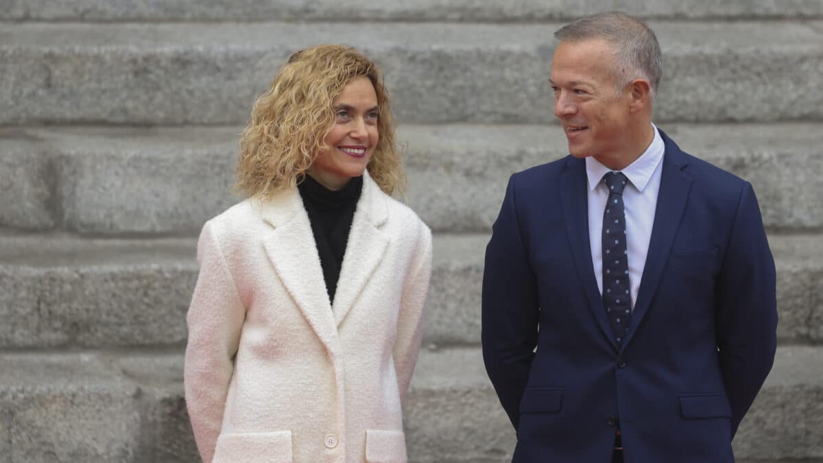 La presidenta del Congreso, Meritxell Batet (i) y el presidente del Senado, Ander Gil (d) asisten al izado de bandera durante la Conmemoración del aniversario de la Constitución este martes en Madrid.