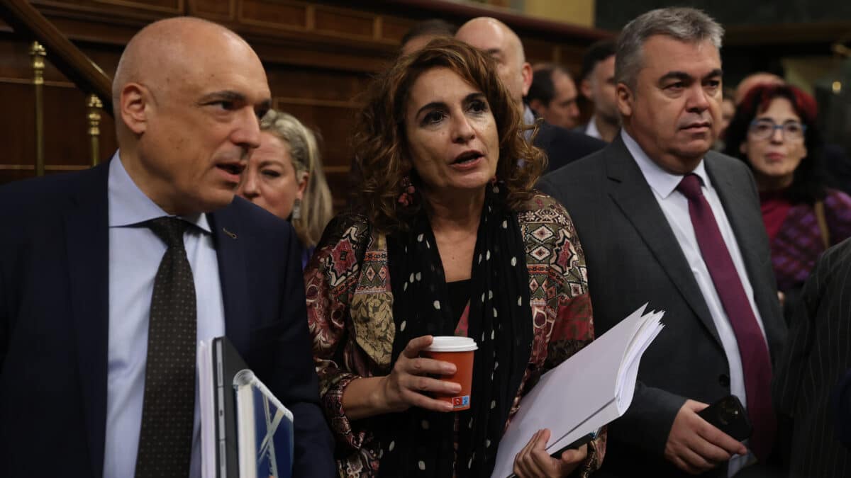 MADRID, 15/12/2022.- La ministra de Hacienda, María Jesús Montero y el diputado socialista Rafael Simancas (i) durante el pleno extraordinario del Congreso de los Diputados celebrado este jueves en Madrid para votar una amplia reforma impulsada por el Gobierno para eliminar el delito de sedición y rebajar las penas del de malversación, que también implica cambios en el Poder Judicial. EFE/ Kiko Huesca