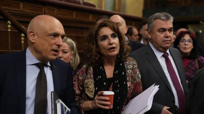 MADRID, 15/12/2022.- La ministra de Hacienda, María Jesús Montero y el diputado socialista Rafael Simancas (i) durante el pleno extraordinario del Congreso de los Diputados celebrado este jueves en Madrid para votar una amplia reforma impulsada por el Gobierno para eliminar el delito de sedición y rebajar las penas del de malversación, que también implica cambios en el Poder Judicial. EFE/ Kiko Huesca