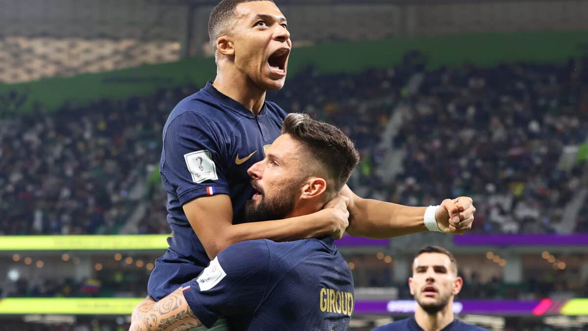 Mbappé y Giroud celebran uno de los goles de Francia a Polonia en el Mundial de Qatar