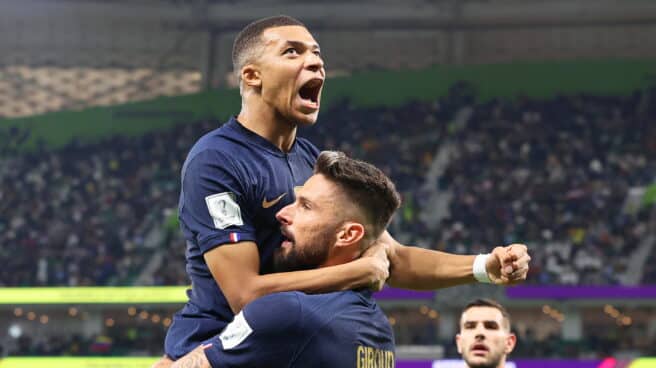 Mbappé y Giroud celebran uno de los goles de Francia a Polonia en el Mundial de Qatar Mbappé y Giroud celebran uno de los goles de Francia a Polonia en el Mundial de Qatar