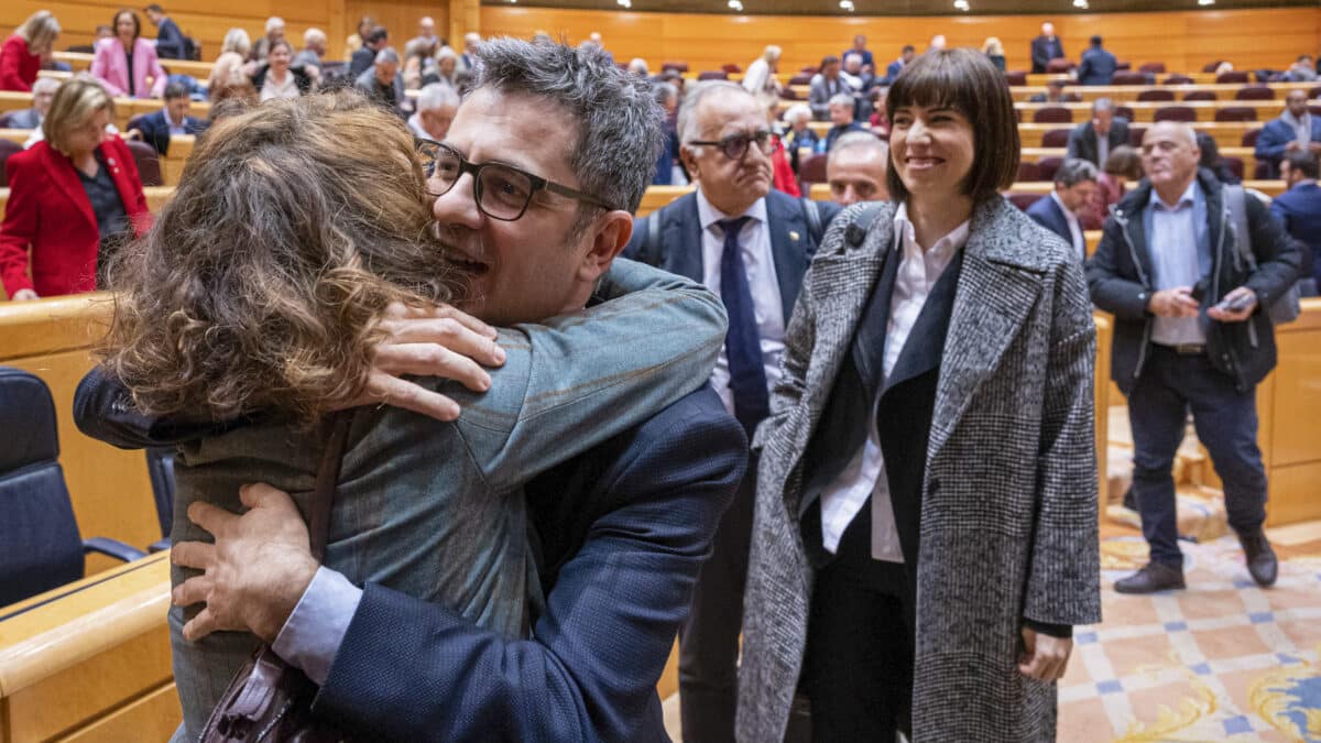 MADRID, 20/12/2022.- El ministro de la Presidencia, Relaciones con las Cortes y Memoria Democrática, Félix Bolaños (2-i), se abraza con la ministra de Hacienda, María Jesús Montero (i), durante el pleno del Senado que debate el proyecto de Ley de Presupuestos Generales del Estado para 2023, este martes en Madrid. EFE/ Fernando Villar