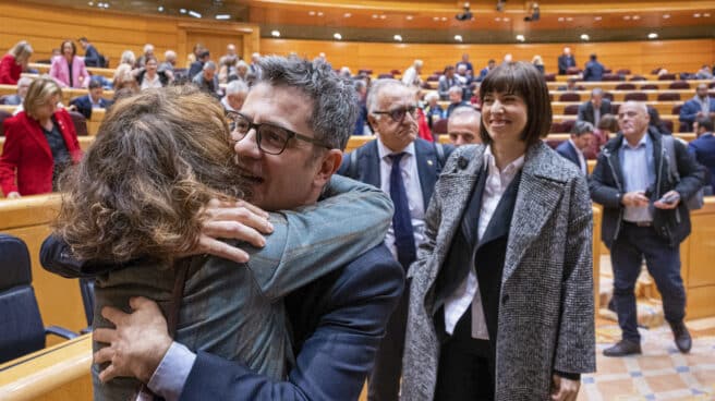 MADRID, 20/12/2022.- El ministro de la Presidencia, Relaciones con las Cortes y Memoria Democrática, Félix Bolaños (2-i), se abraza con la ministra de Hacienda, María Jesús Montero (i), durante el pleno del Senado que debate el proyecto de Ley de Presupuestos Generales del Estado para 2023, este martes en Madrid. EFE/ Fernando Villar