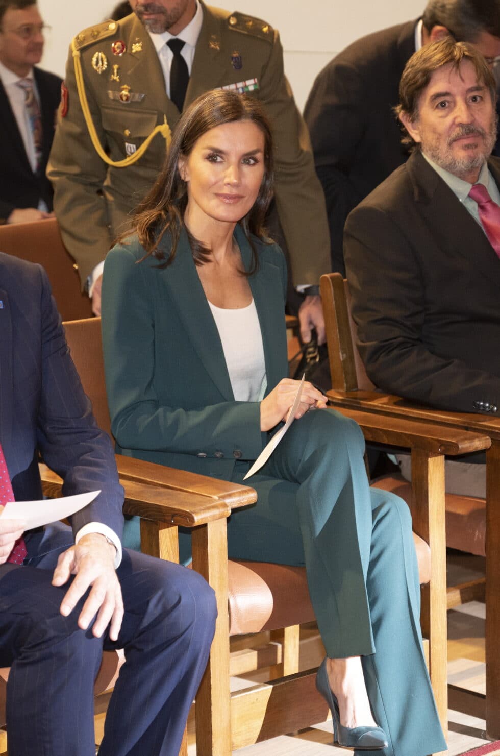 La reina Letizia, junto al director del Instituto Cervantes en España, Luis García Montero, durante el acto de inauguración de la reunión anual de directores del Instituto Cervantes, una cita de tres días en la que setenta representantes de la institución estudiarán los retos para los próximos años, este lunes en Granada.