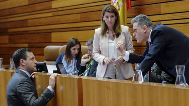 PP y Vox tumban por error su propia ley de Medidas Tributarias en sus primeros Presupuestos de Castilla y León El portavoz del PP, Raúl de la Hoz (i), conversa con el letrado mayor, Edmundo Matía (d), durante la suspensión del pleno provocada por el error en la votación por parte del PP de la Ley de Medidas de Acompañamiento a los presupuestos